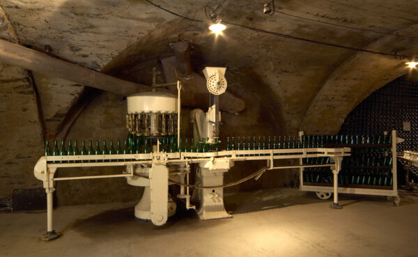 Alte Flaschenabfüllmaschine im Koblenzer Sektmuseum ©Deinhard KG