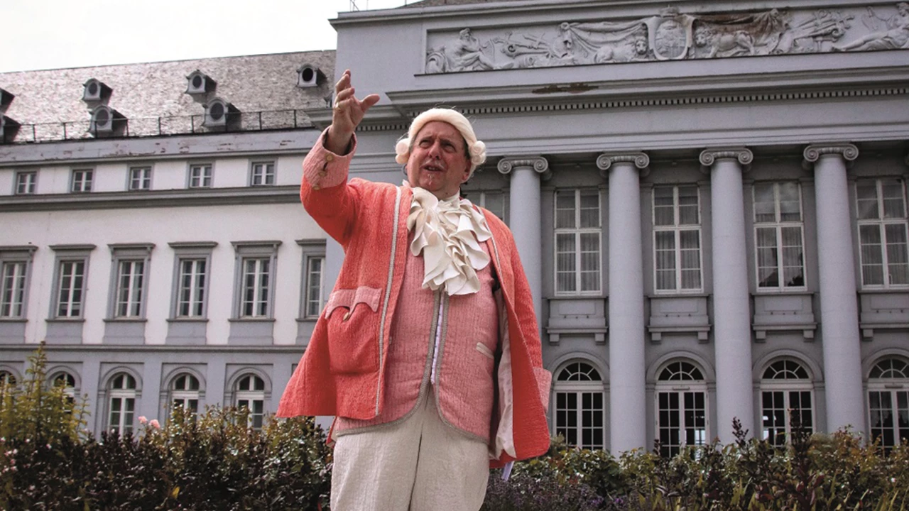 Stadtführer in Kostüm vor dem Kurfürstlichen Schloss in Koblenz
