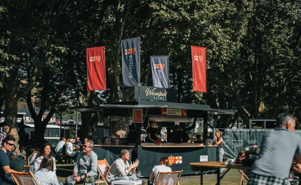 Die mobile Vinothek der Koblenz-Touristik GmbH im Park hinter dem Deutschen Eck bei Electronic Wine.  © Koblenz-Touristik GmbH, Janko.Media