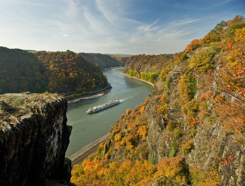 Zu sehen ist der Rhein, auf dem ein Boot fährt © Koblenz-Touristik GmbH, Dominik Ketz