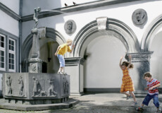 Kinder am Schängelbrunnen in der Altstadt Koblenz haben Spaß mit dem Wasser © Gauls die Fotografen