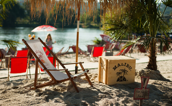 Strandstuhl und Holzkiste mit "Malibu" Beschriftung am Stadtstrand Koblenz ©Koblenz-Touristik GmbH, Kai Müller