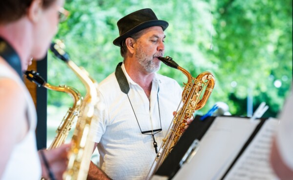 Saxophonspieler beim Ufer-Fr&uuml;hst&uuml;ck mit Musik an der Ufer-Bar  &copy; Koblenz-Touristik, Kai Myller