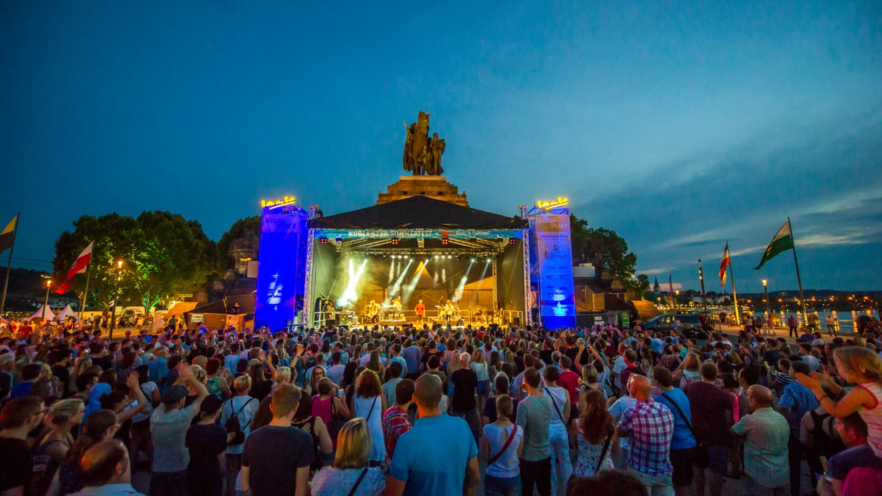 Bühne am Deutschen Eck während des Koblenzer Sommerfest zu "Rhein in Flammen"