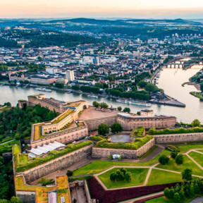 Luftaufnahme über der Festung Ehrenbreitstein mit der Stadt Koblenz und dem Zusammenfluss von Rhein und Mosel im Hintergrund. ©
