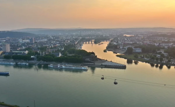 Das Deutsche Eck am Zusammenfluss des Rheins und der Mosel beim Sonnenuntergang