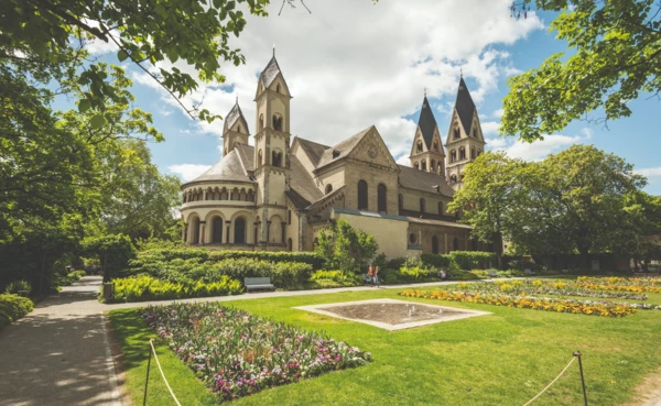 Ansicht der Basilika St. Kastor aus Richtung Blumenhof © Koblenz-Touristik GmbH, Dominik Ketz