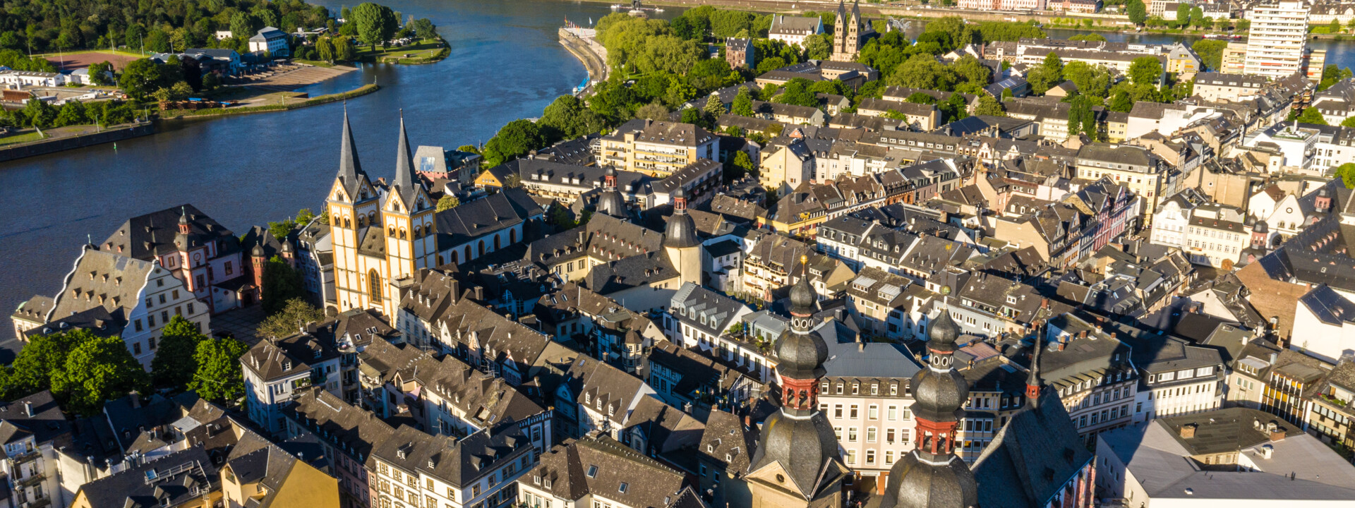 Luftaufnahme der Koblenzer Altstadt mit Liebfrauenkirche, Florinskirche, Altem Kauf- & Danzhaus, Basilika St. Kastor, Festung Ehrenbreitstein, Mosel, Rhein und Deutschem Eck ©Koblenz-Touristik GmbH, Dominik Ketz