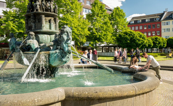 Historiensäule von sehr nah Fotografiert. Touristen stehen drumherum und schauen sich die Säule an  © Koblenz-Touristik GmbH, Dominik Ketz
