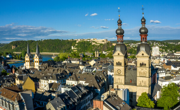 Luftaufnahme der Koblenzer Altstadt mit Liebfrauenkirche im Vordergrund und Florinskirche, Altstadt und Festung Ehrenbreitstein im Hintergrund ©Koblenz-Touristik GmbH, Dominik Ketz