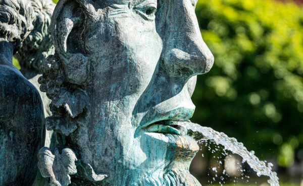 Detaillierte Nahaufnahme der Historiensäule, Skulptur spritz Wasser aus dem Mund  © Koblenz-Touristik GmbH, Dominik Ketz