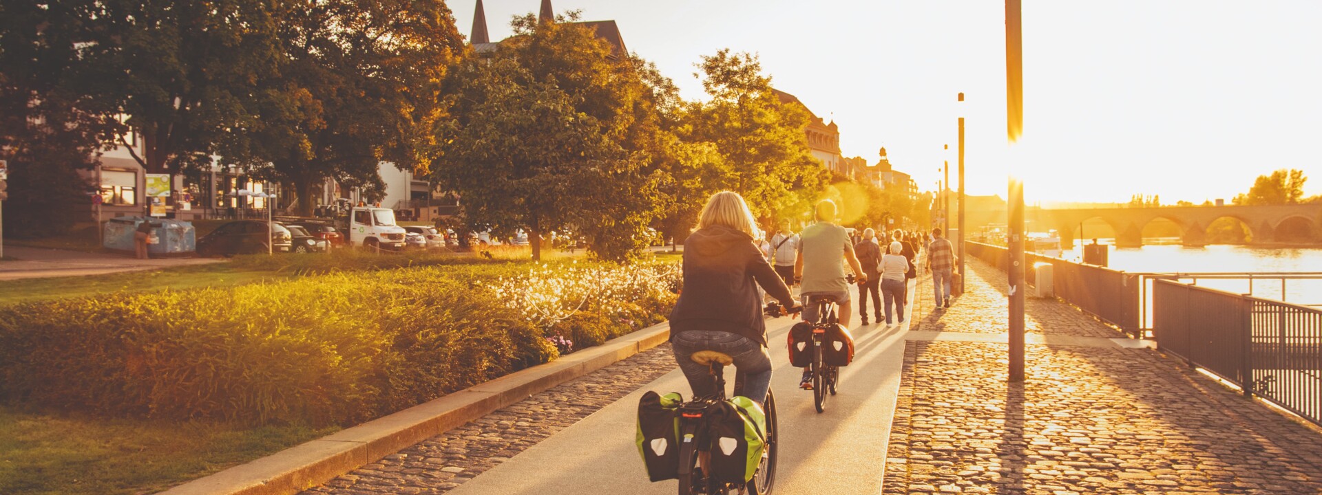 Fietser bij zonsondergang aan de oevers van de Moezel &copy; Johannes Bruchhof
