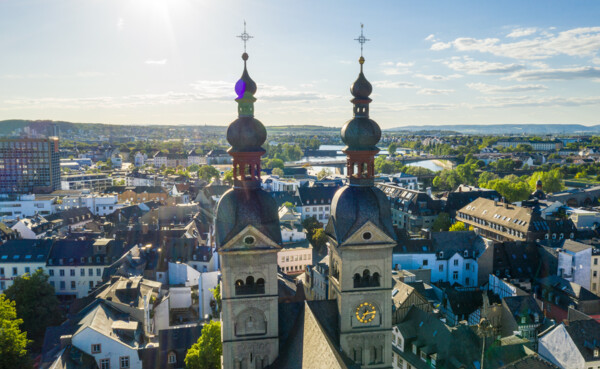 Zwei Türme der Liebfrauenkirche in Koblenz mit Altstadt im Hintergrund ©Koblenz-Touristik GmbH, Dominik Ketz