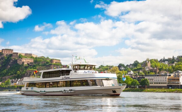 Schiff La Paloma fährt vor der Festung Ehrenbreitstein auf dem Rhein in Koblenz © Koblenz-Touristik GmbH