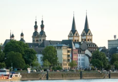 Skyline von Koblenz gesehen vom Moselufer mit mehreren Kirchtürmen zu sehen