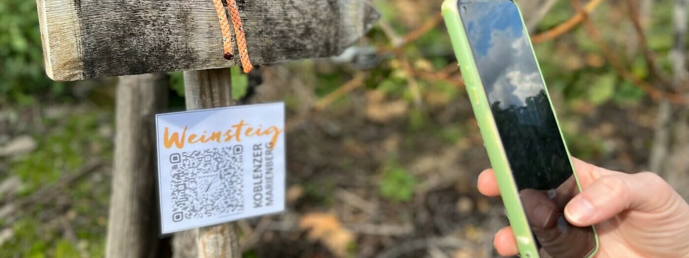 Mobiele telefoon scant QR-code voor de Koblenz Marienberg wijnroute © Mobiele telefoon scant QR-code voor de Koblenz Marienberg wijnroute ©