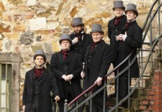 Historisch verkleidete Männer stehen auf Treppen in der Festung Ehrenbreitstein © Koblenz-Touristik GmbH