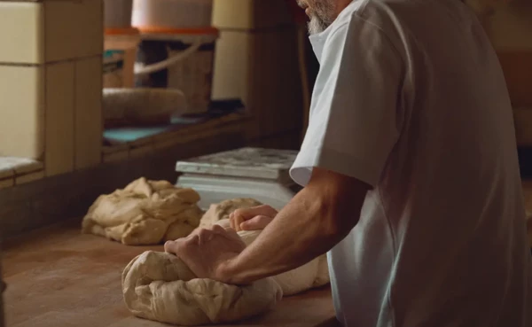 B&auml;ckergeselle knetet Brot &copy; Philip Bruederle