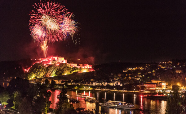 Feuerwerk über der Festung Ehrenbreitstein mit Schiffskonvoi bei Rhein in Flammen ©Koblenz-Touristik/Dominik Ketz