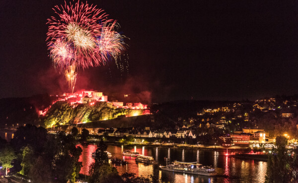 Feuerwerk über der Festung Ehrenbreitstein mit Schiffskonvoi bei Rhein in Flammen ©Koblenz-Touristik/Dominik Ketz Feuerwerk über der Festung Ehrenbreitstein mit Schiffskonvoi bei Rhein in Flammen ©Koblenz-Touristik/Dominik Ketz