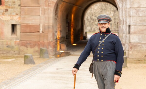 Führung: Waffenrock © GDKE, E. Fischer Verkleideter Führer schaut in die Kamera © GDKE, E. Fischer