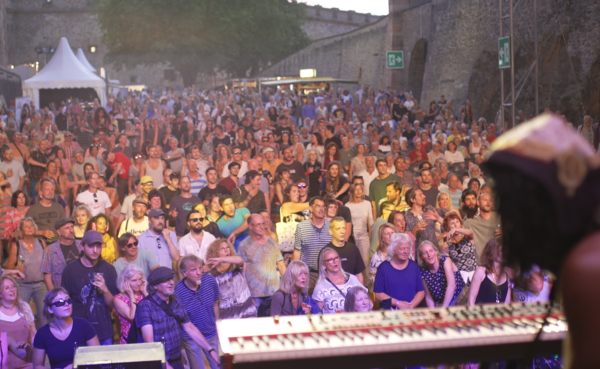 Menschenmenge vor der Bühne bei einem Konzert im Innenhof der Festung Ehrenbreitstein ©PlusPunktFilm