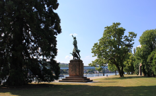 Görresdenkmal in den Rheinanlagen umgeben von Wiese und Bäumen © Koblenz-Touristik GmbH