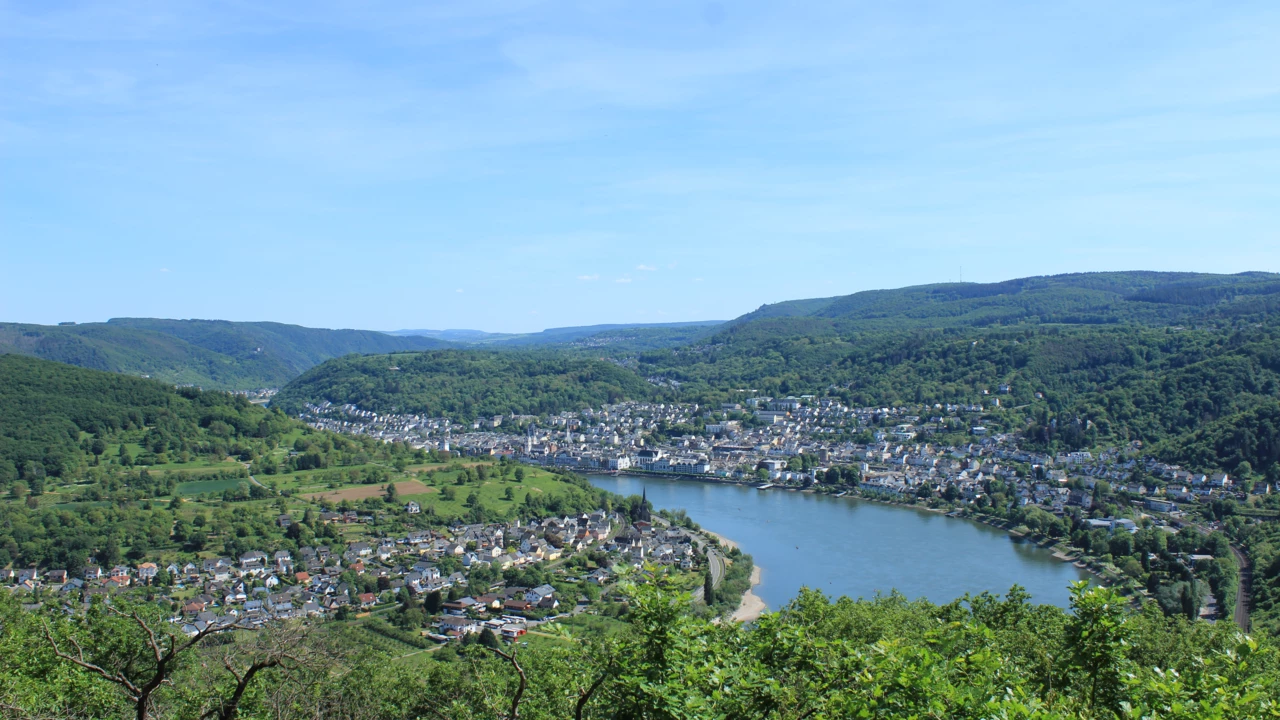 Blick hinunter auf die Rheinschleife mit den Orten Boppard und Filsen