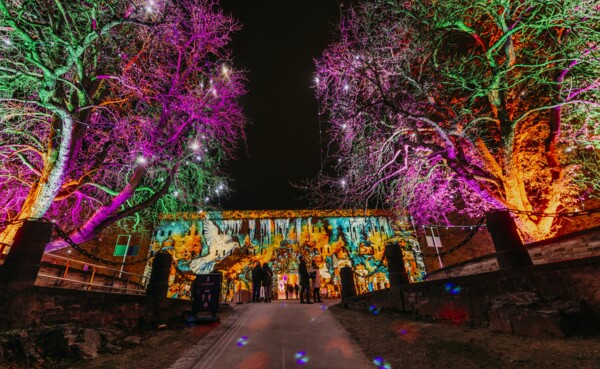 Bunte Lichter am Walltor im Christmas Garden in Koblenz auf der Festung Ehrenbreitstein ©Stefan Hegenberg