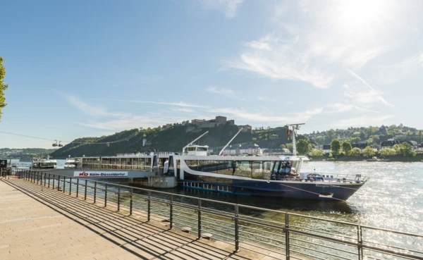 Köln-Düsseldorfer Schiff angelegt am Rheinufer in Koblenz