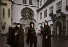 Kostümierte Stadtführer*innen stehen auf dem Jesuitenplatz in Koblenz bei Nacht ©Koblenz-Touristik GmbH, Picture Colada