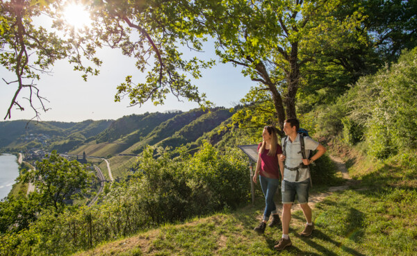 Paar wandert an der Mosel entlang © 