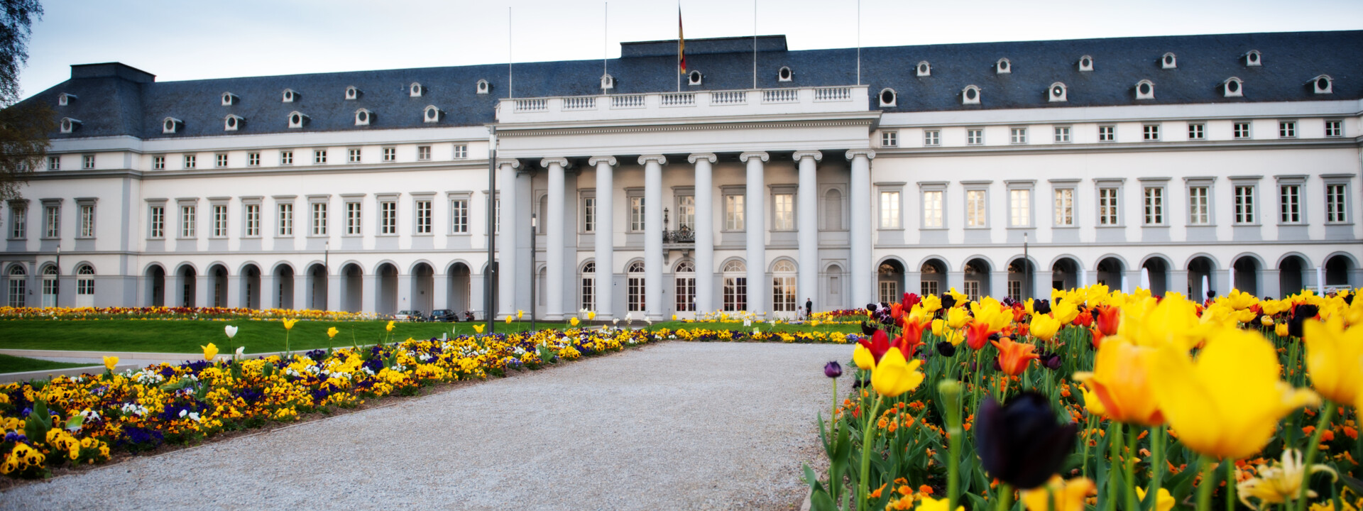 Das Kurfürstliche Schloss in Frühling mit blühenden Blumen ©Koblenz-Touristik GmbH, Effner