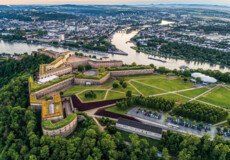 Luftaufnahme von Festung Ehrenbreitstein mit dem Deutschen Eck, Rhein, Mosel und Stadt Koblenz im Hintergrund © Adobe Stock Luftaufnahme von Festung Ehrenbreitstein mit dem Deutschen Eck, Rhein, Mosel und Stadt Koblenz im Hintergrund © Adobe Stock