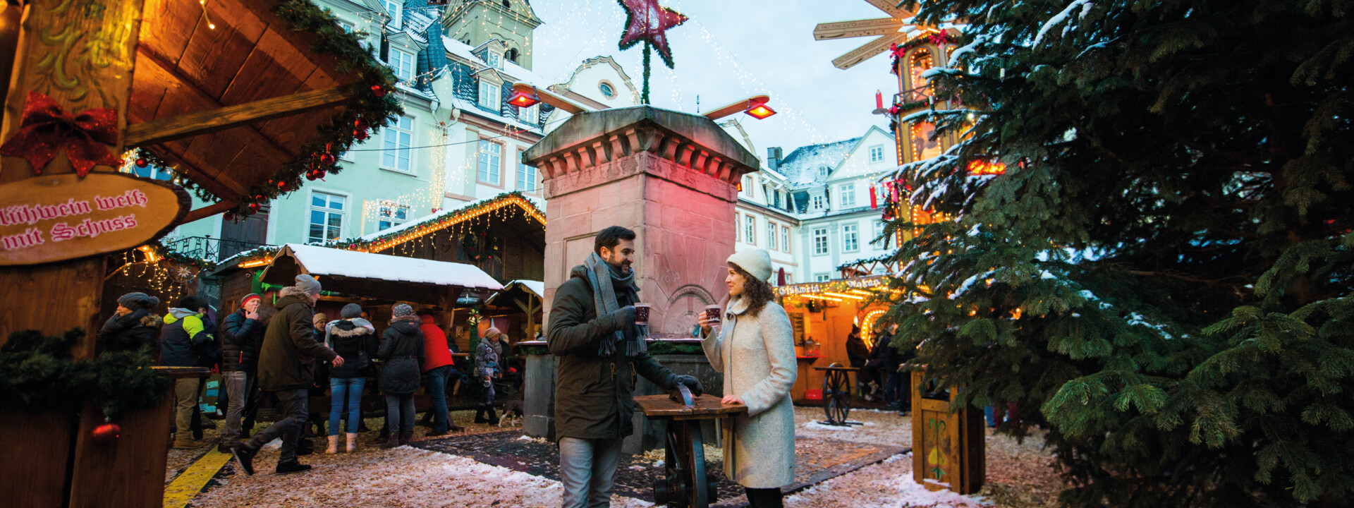 Pärchen trink Glühwein auf dem Koblenzer Weihnachtsmarkt ©Koblenz-Touristik GmbH, Henry Tornow