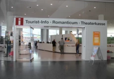 Familie lässt sich von der Tourist-Information im Forum Confluentes beraten