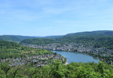 Blick hinunter auf die Rheinschleife mit den Orten Boppard und Filsen © Koblenz-Touristik, Katharina Röper 