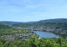 Blick hinunter auf die Rheinschleife mit den Orten Boppard und Filsen ©Koblenz-Touristik, Katharina Röper 