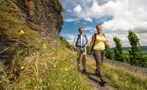 Mann und Frau in Wanderausrüstung auf einem schmalen Wanderweg ©Rheinland-Pfalz Tourismus GmbH, Dominik Ketz