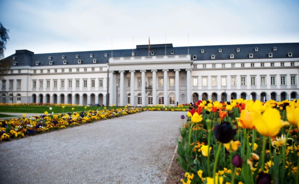 Das Kurfürstliche Schloss in Frühling mit blühenden Blumen