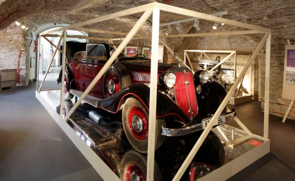 Altes Auto im Landesmuseum Koblenz
