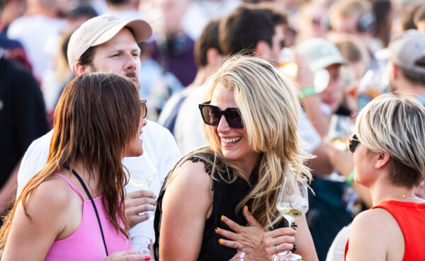 Electronic Wine - G&auml;ste sind mit Wein in der Hand am feiern &copy; Koblenz-Touristik GmbH, Janko.Media