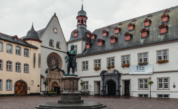 Der Jesuitenplatz mit Johannes-Müller-Denkmal in der Koblenzer Altstadt. © Radosav Pavićević, Koblenz-Touristik GmbH