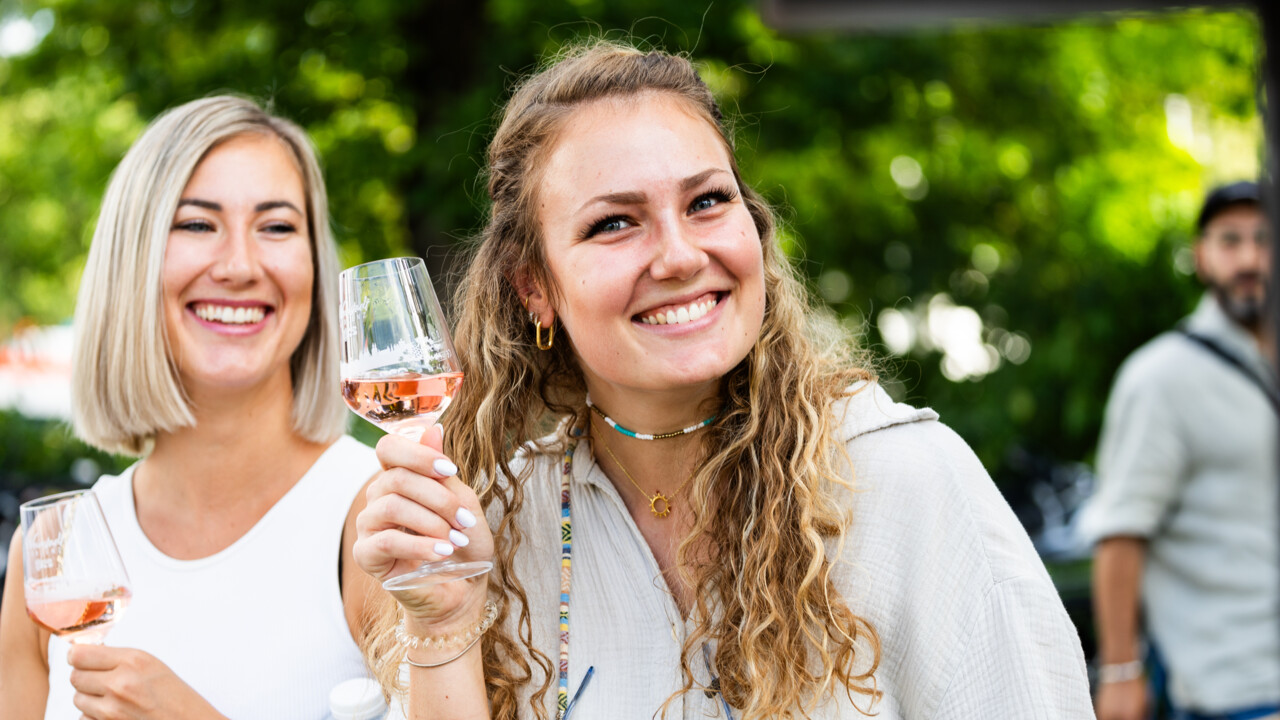 Personen mit Weinglas in der Hand ©Koblenz-Touristik / Kai Myller