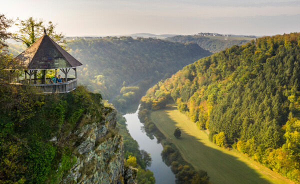 Aussichtspunkt Gabelstein mit Weitblick auf das Lahntal mit grünen Bäumen und ruhiges Flusswasser ©