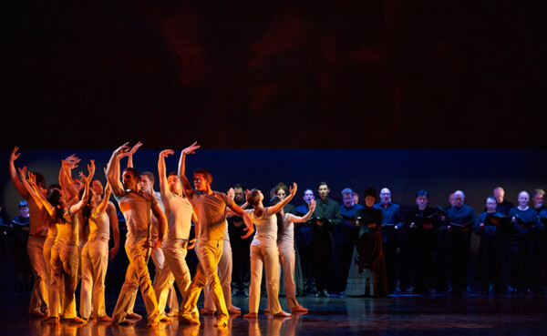 Vorstellung vom Theaterstück Stabat Mater mit Balletttänzer:innen ©Matthias Baus für das Theater Koblenz