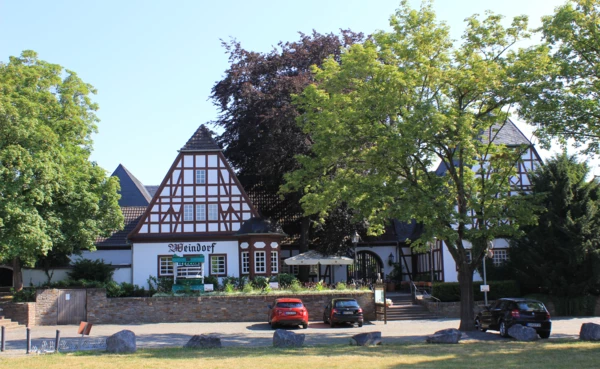 Das Weindorf in Koblenz gesehen vom Parkplatz