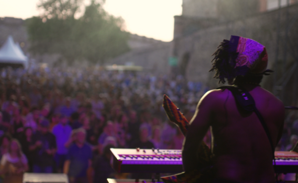 Musiker auf der Bühne, vor der Bühne Menschenmenge  © PlusPunktFilm