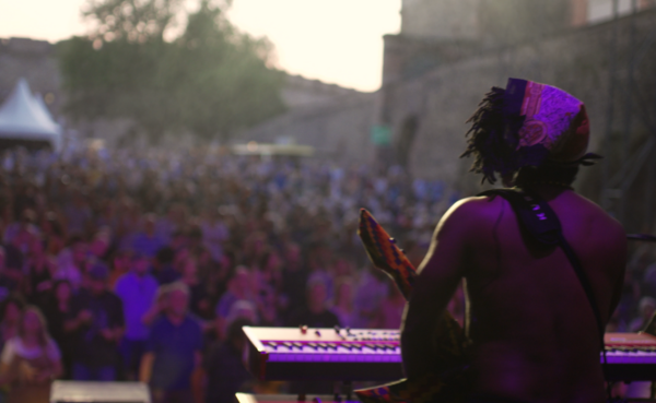 Musiker auf der Bühne, vor der Bühne Menschenmenge  ©PlusPunktFilm