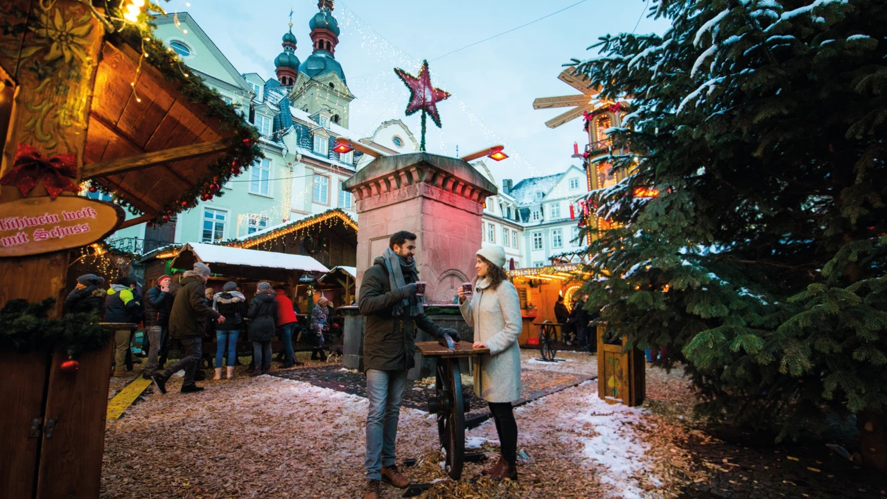 Pärchen trink Glühwein auf dem Koblenzer Weihnachtsmarkt